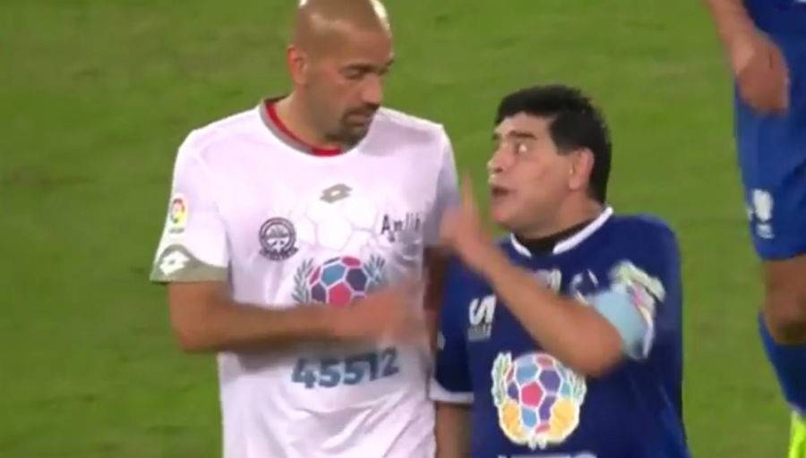 بالفيديو.. مشادة بين مارادونا وفيرون في مباراة "من أجل السلام"