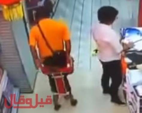 فيديو صادم- قتل طفله بالخطأ.. شاهدوا كيف سقط عليه