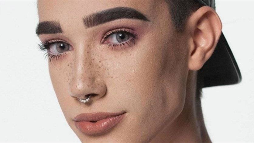 للمرّة الأولى... شاب على غلاف مجلّة CoverGirl النسائيّة