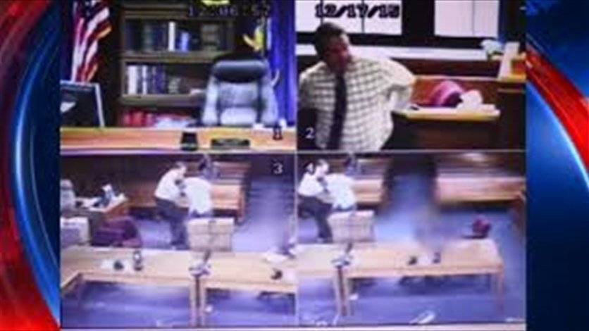بالفيديو: قاضي خلع ثوبه داخل المحكمة... فماذا فعل للمدعي عليه؟
