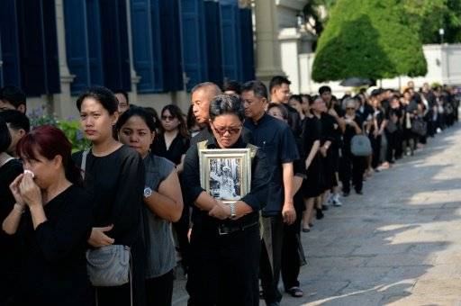 ملايين التايلانديين يتشحون بالسواد حدادا على ملكهم