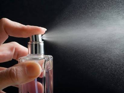 صدمة لمستخدميها.. العطور خطر على صحة الإنسان!