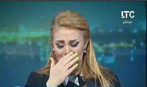 بالفيديو: إعلامية تنهار باكية على الهواء.. ماذا حصل؟