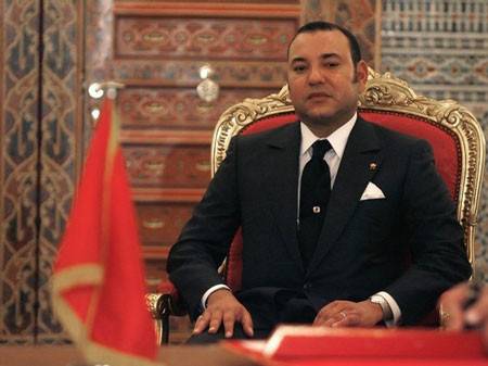 صورة قبلة ملك المغرب تشعل مواقع التواصل الإجتماعي.. هذا ما حدث