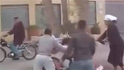 بالفيديو.. امرأة تضرب زوجها بالشارع وهذا ما حصل!