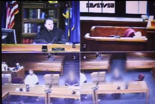 بالفيديو: قاضي خلع ثوبه داخل المحكمة.. فماذا فعل للمدعى عليه؟