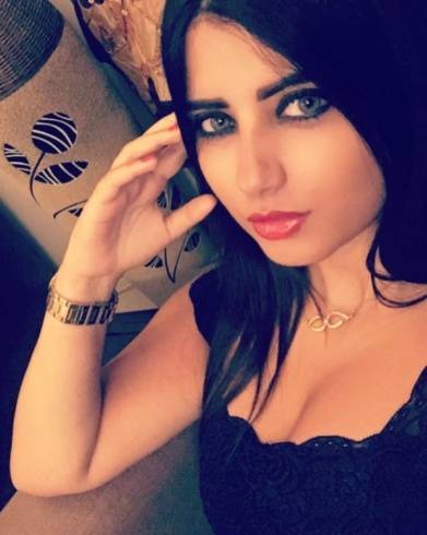 بالصور: خمنّوا هذه الحسناء المذهلة شقيقة أي فنّان مشهور!
