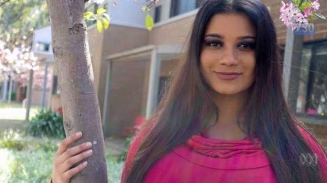 بالصور: "سيلفي" حولتها إلى نجمة على المواقع الإباحيّة!
