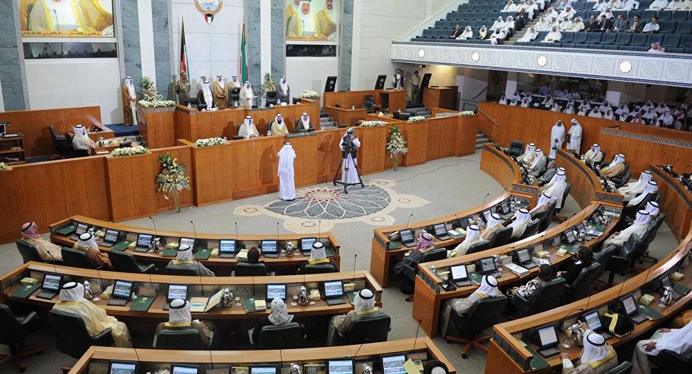 أمير الكويت يصدر مرسوما بحل 