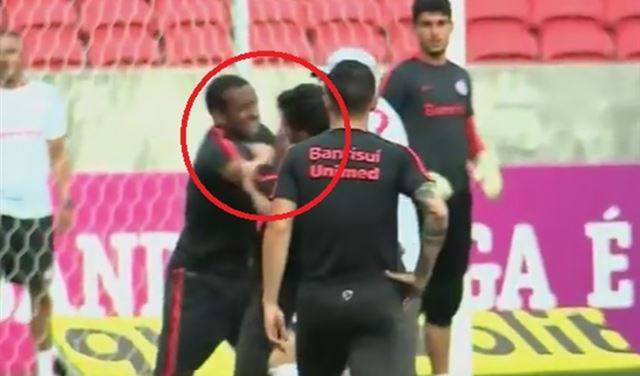 بالفيديو.. لاعب برازيلي يوجه لكمة قوية لزميله في التدريبات