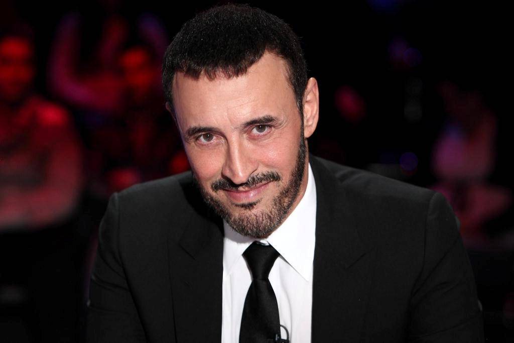 بالصورة: كاظم يقبّل ابنه ويشعل المواقع