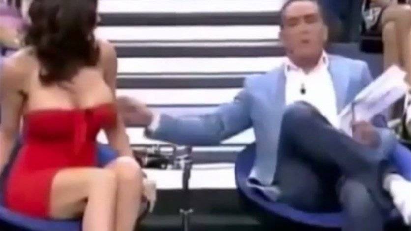 بالفيديو: مقدم برامج يشد فستان ضيفته ويظهر صدرها عارياً