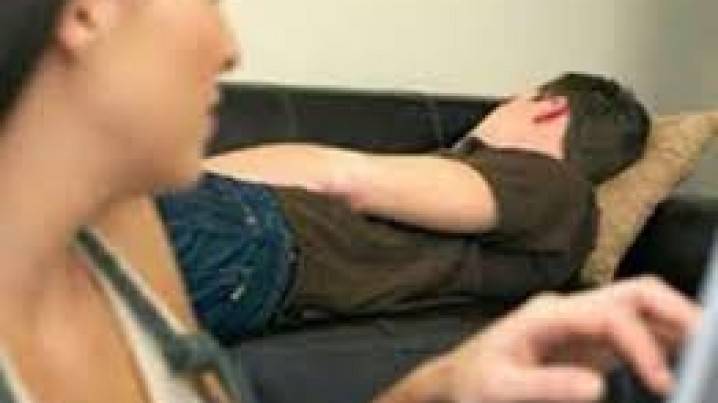 بالفيديو.. فتاة تمارس الجنس بجوار زوجها مع عشيقها وعندما استيقظ الزوج حدث الغير متوقع