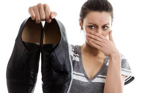 كيف تتخلص من رائحة الحذاء الكريهة؟