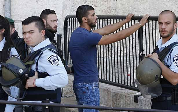 إسرائيل تعتقل وتُصادر أموال في الضفّة