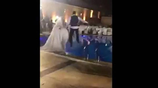 بالفيديو: شاهد.. عروس تغرق بفستان زفافها والعريس يعجز عن إنقاذها!