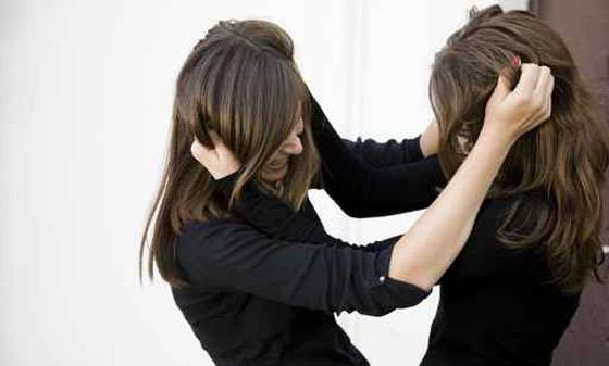 شتائم وعراك بين سيدتين على طريق جونية.. ما السبب؟