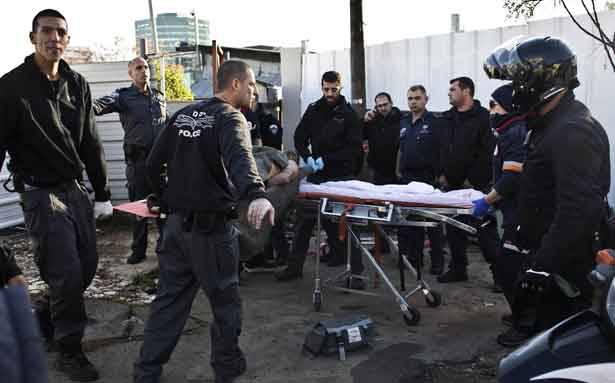 طعن شرطي من الاحتلال في القدس