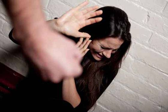 كويتية ضربها صديقها وحبسها في الحمام لمدة اسبوع.. شاهد ماذا فعلت حتى صدمت الجميع