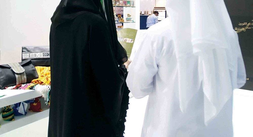 إماراتي يطلق زوجته بعد أن رآها...