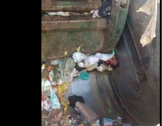 طفل ملقى داخل سيارة القمامة يهزّ وسائل التواصل الإجتماعي