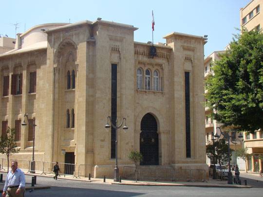 بري رفع الجلسة إلى السادسة مساء بعد نقاش حاد حول البند 14