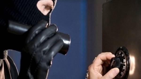 كيف دخل المنزل وسرق المال والذهب والسلاح؟