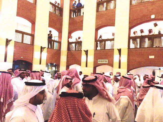 موظفون سعوديون يحتجون على «البصمات الخمس»!!