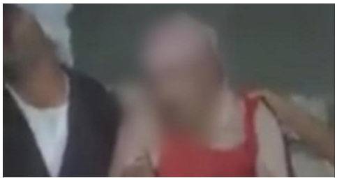 بالفيديو رجال يجبرون شيخ قريتهم على ارتداء قميص نوم نسائي