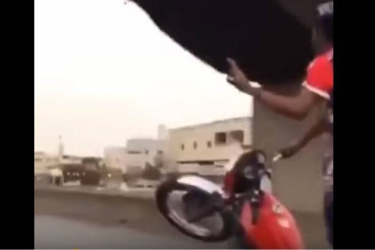 فيديو: درس قاس لشاب سعودي متهور ..ماذا فعل؟!