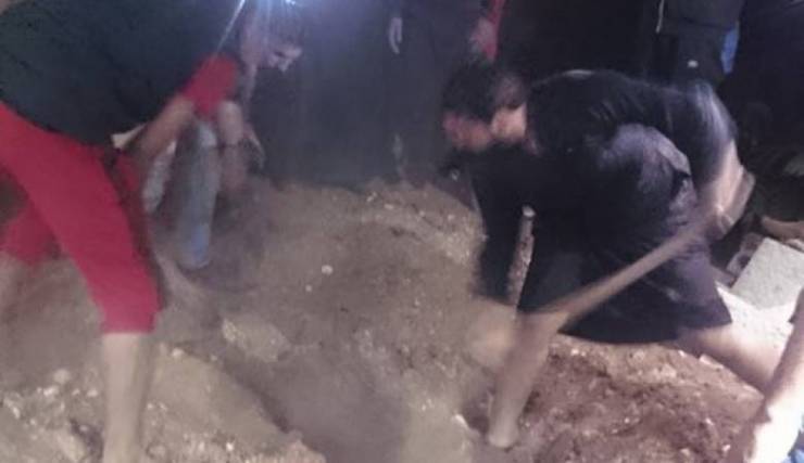 بالصورة: بعد أن سمعوا أصوات مريبة داخل القبر.. قرروا فتحه وهذا ما حصل!