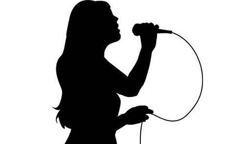فنانة معجبة بمذيع "الجديد"!