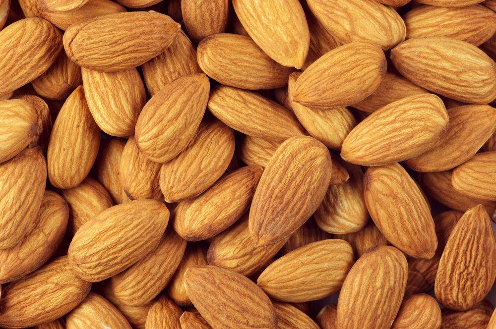 اللوز صديق القلب.. ما الكمية التي يُنصح باستهلاكها يومياً؟