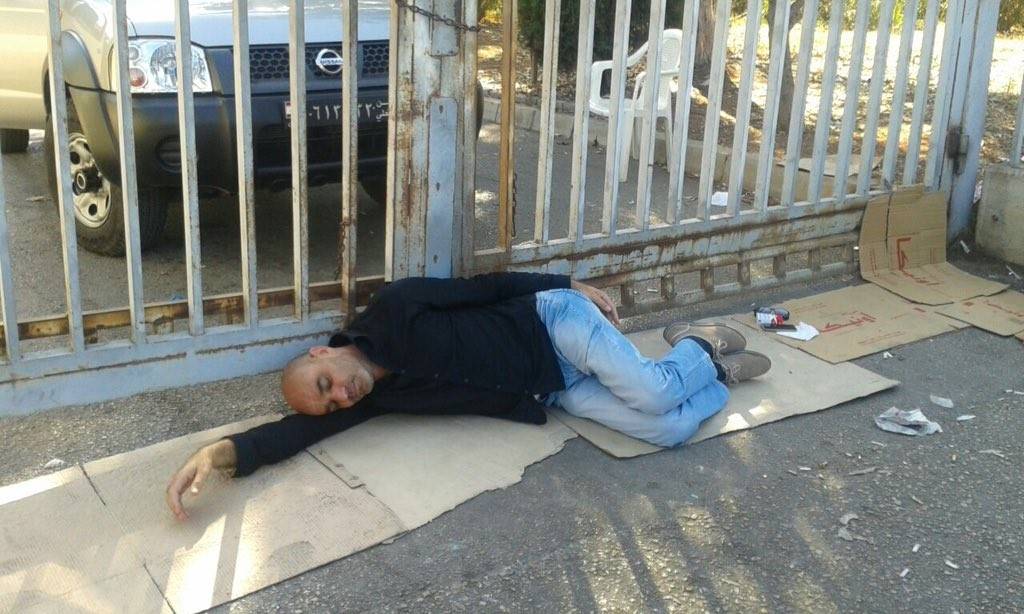 بالصورة.. افترش الارض أمام 