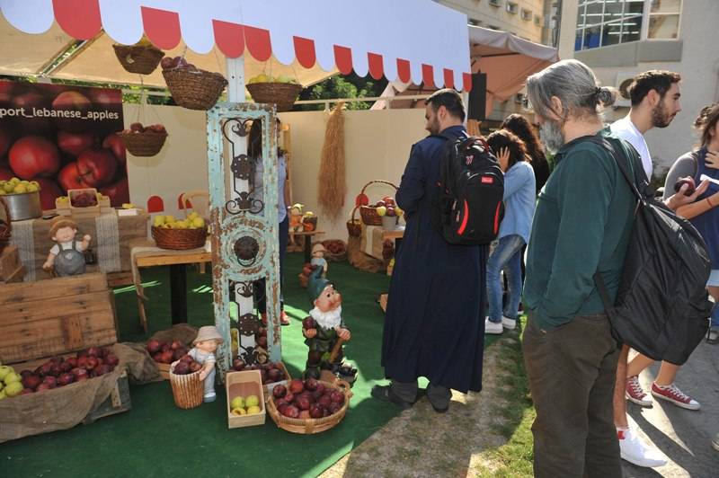 نشاط لدعم التفاح اللبناني في جامعة الروح القدس