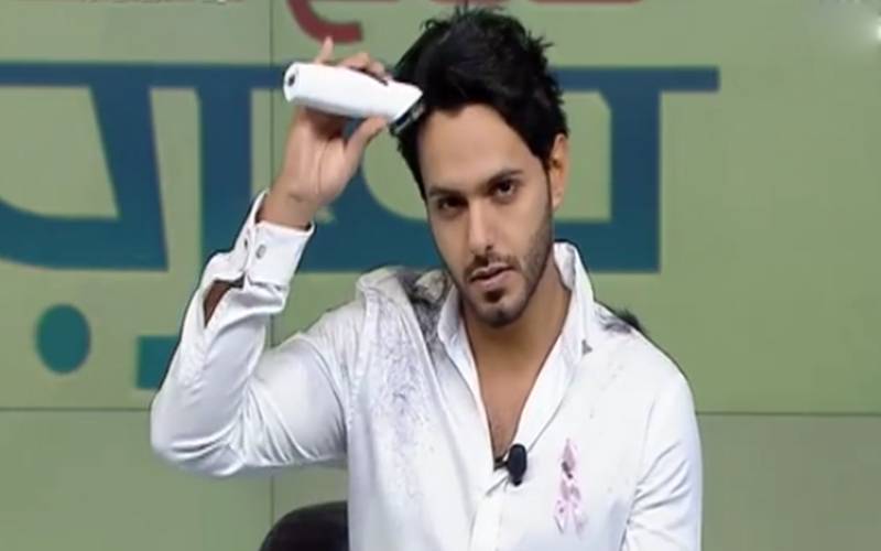 بالفيديو.. إعلامي يفاجئ المشاهدين بحلق شعره على الهواء مباشرة