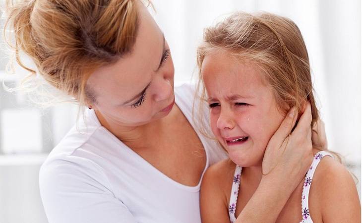 علامات تُنَبِّهِك إلى إصابة طفلك بالتهابات في الأذن
