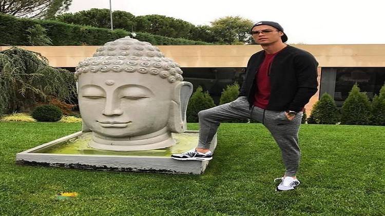 رونالدو يثير غضب البوذيين بفعل مشين