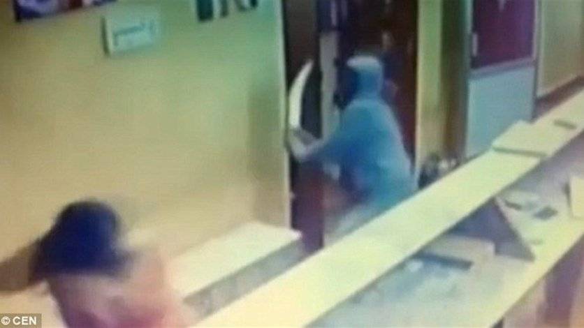 بالفيديو: ضربها بالمنجل 21 مرة...وهذا مصيرها