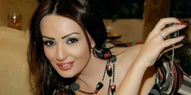 الممثلة السورية دينا هارون تنتقد "المحجبات" بجرأة