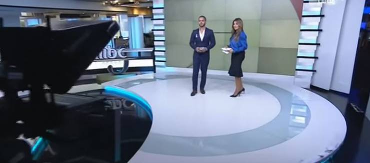 فيديو: مذيعة عربية تعاتب المخرج على الهواء مباشرة .. والسبب؟!