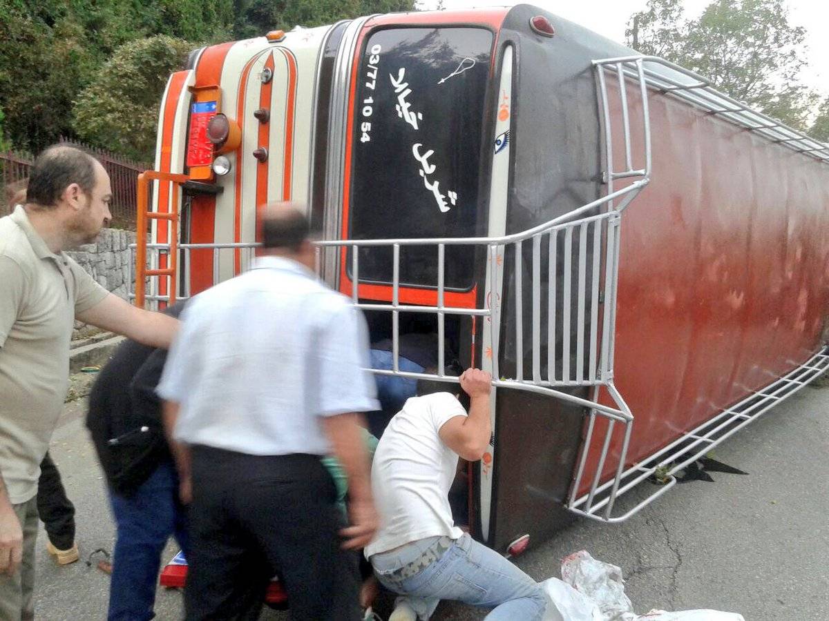 بالصور.. إصابات نتيجة تدهور باص على طريق بكفيا-العيرون في المتن