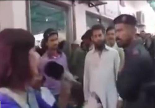 بالفيديو: جندي يصفع مراسلة على الهواء مباشرة !!