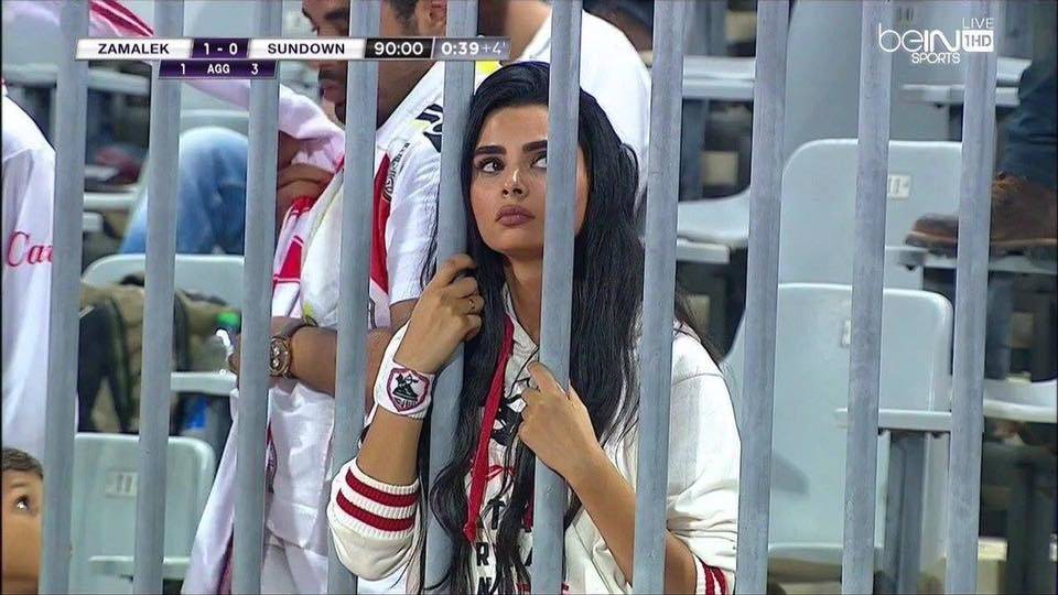 بالصور.. من هي الفتاة التي اجتاحت الانترنت في نهائي دوري أفريقيا؟
