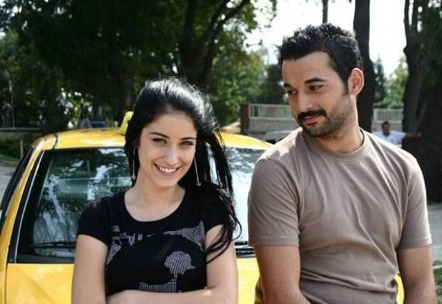 بالصور - جريمة مروعة.. نجم تركي يحاول الانتحار بعد قتله والده بطعنه 32 مرة