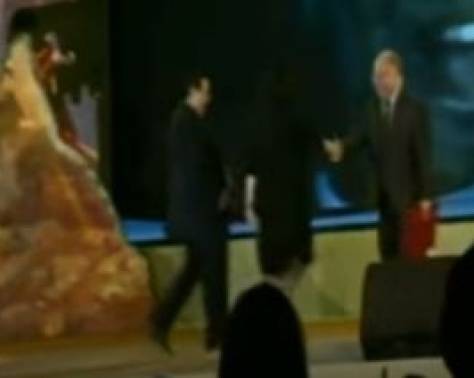 بالفيديو- فنانة عربية تصافح وزير الثقافة والحذاء بيدها.. ما السبب؟