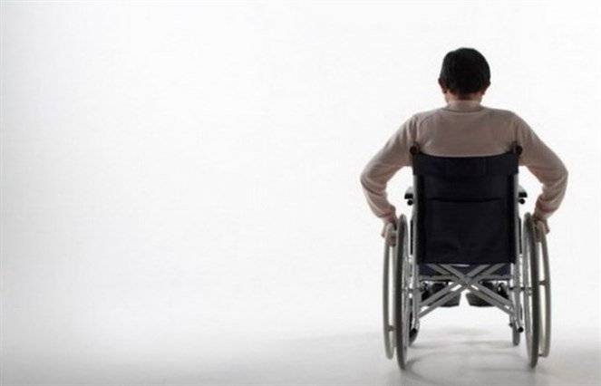 رُبطت يداه إلى عوارض حديدية لقفص شاحنة و... هذا ما فعله شرطي بلدية بمعوق!