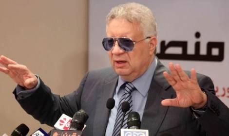بالفيديو رئيس نادي الزمالك يشتم رئيس الاتحاد الافريقي اثناء التتويج ويحرج قيادات مصر الرياضية