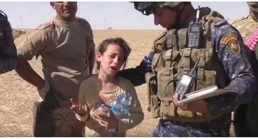 بالفيديو...طفلة من الموصل تهز مشاعر الجنود العراقيين