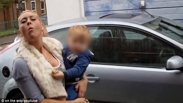 بالفيديو والصور.. أم تبصق في وجه رجل بسبب مكان وقوف سيارتها
